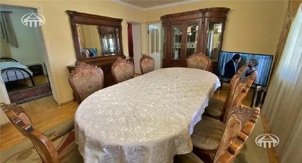 Առանձնատուն · 9 սեն. · 584 մ² · Կենտրոն