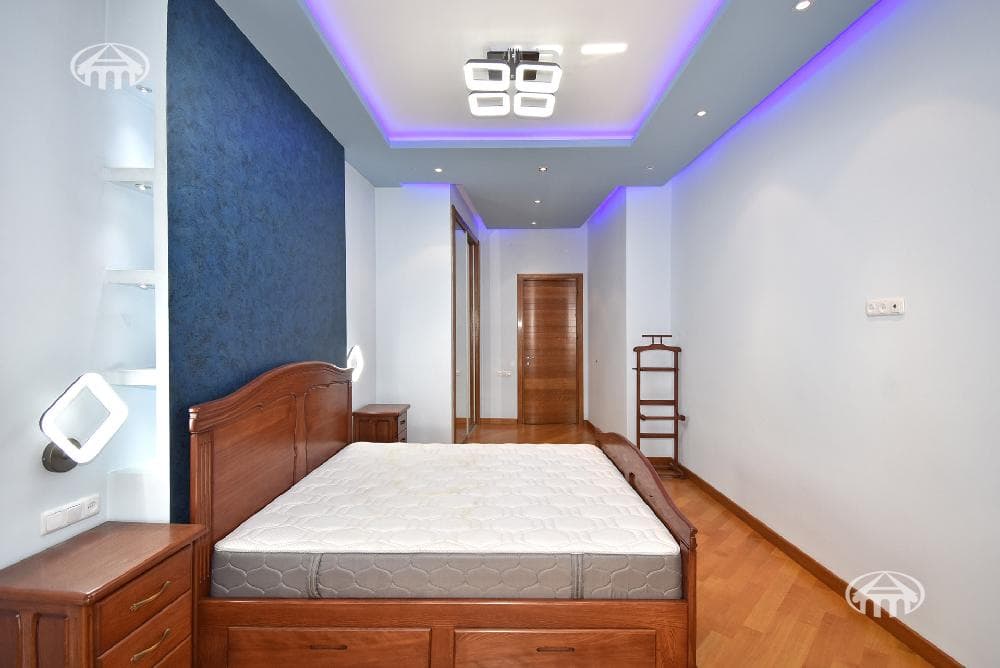 Квартира · 4 комн. · 181 м² · Кентрон