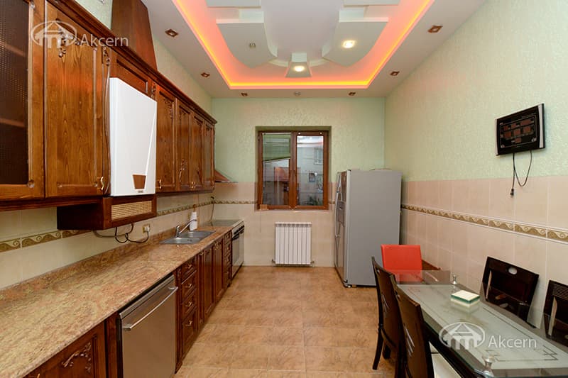 Առանձնատուն · 7 սեն. · 680 մ² · Կենտրոն