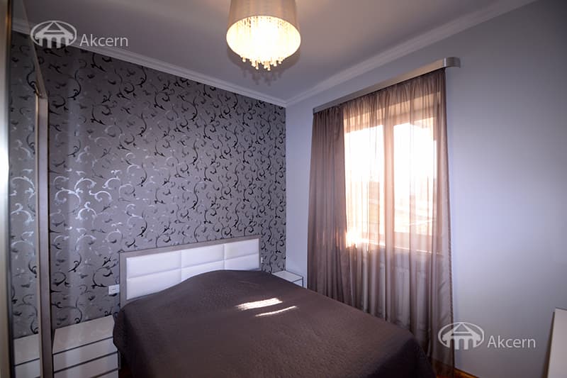 House · 7 rooms · 460 m² · Kentron