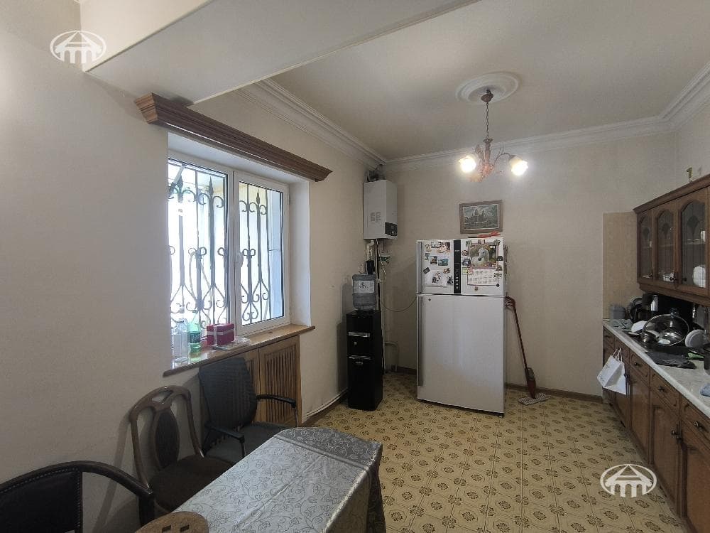 House · 5 rooms · 489 m² · Kentron