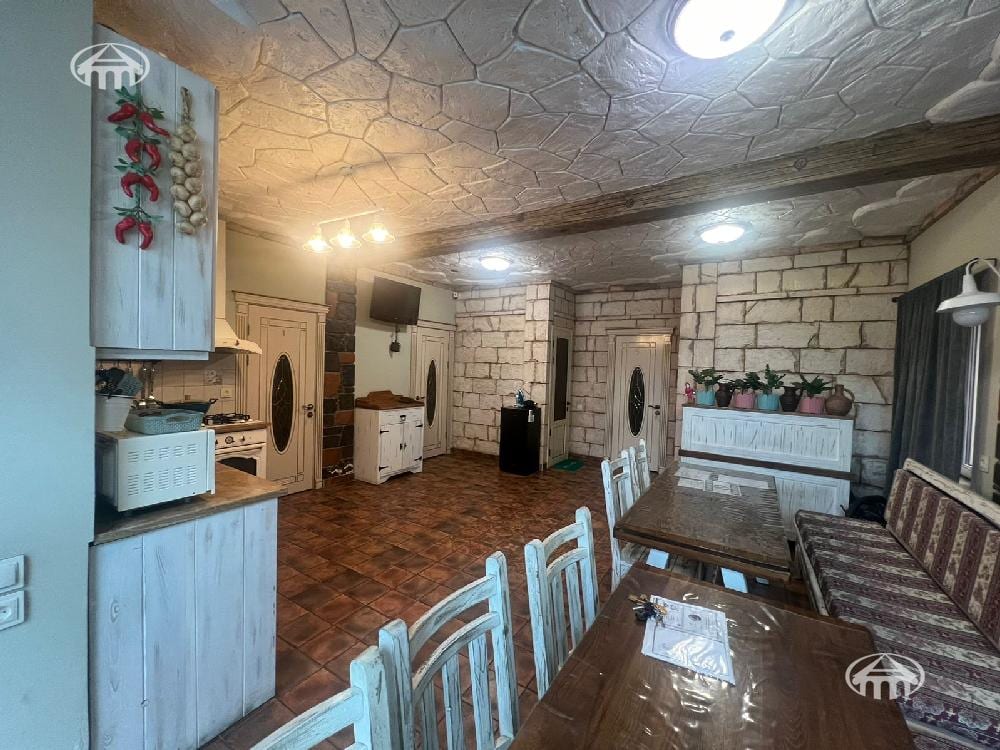 Hotel · 3 rooms · 80 m² · Kentron