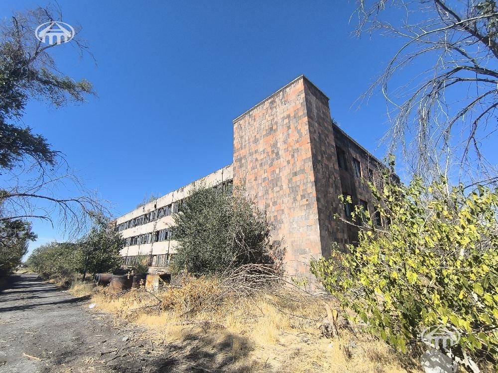 Land · 100,000 m² · Erebuni