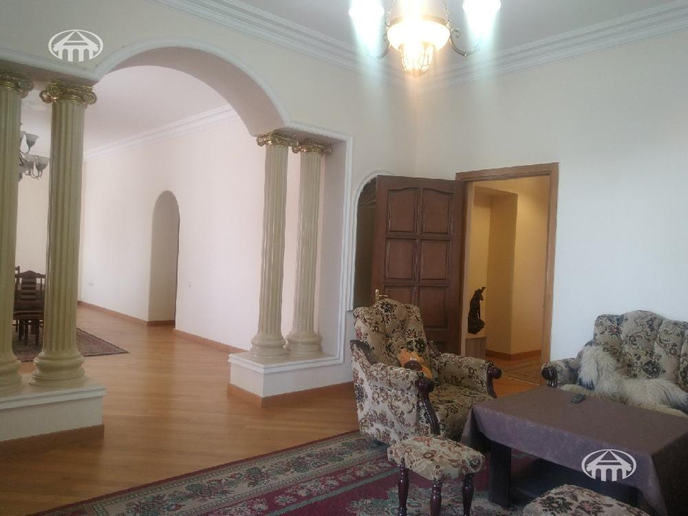 Առանձնատուն · 9 սեն. · 540 մ² · Կենտրոն