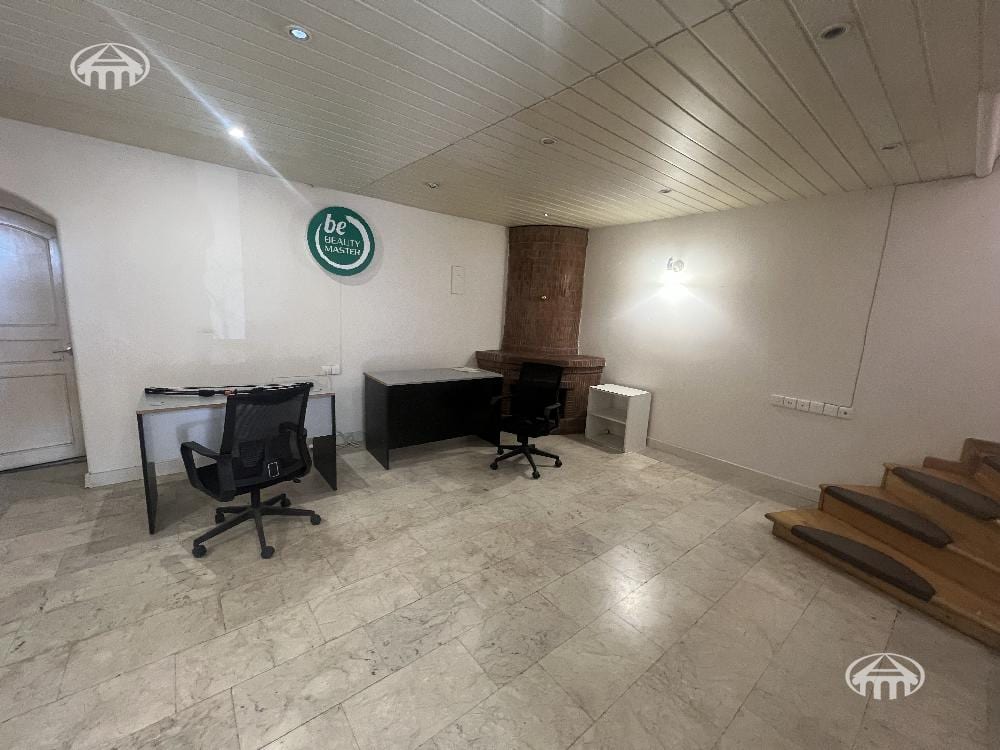 Salon · 4 rooms · 180 m² · Kentron