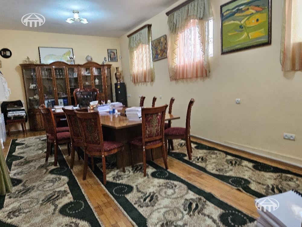 Գրասենյակ · 213 մ² · Կենտրոն