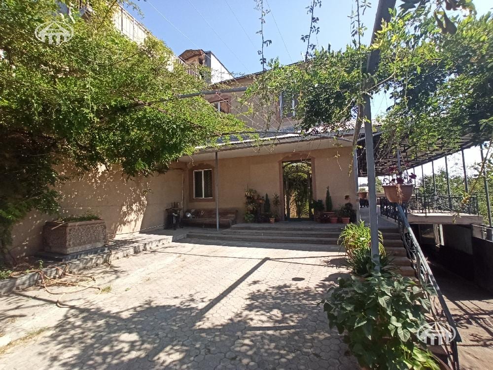 House · 8 rooms · 459 m² · Nor Nork