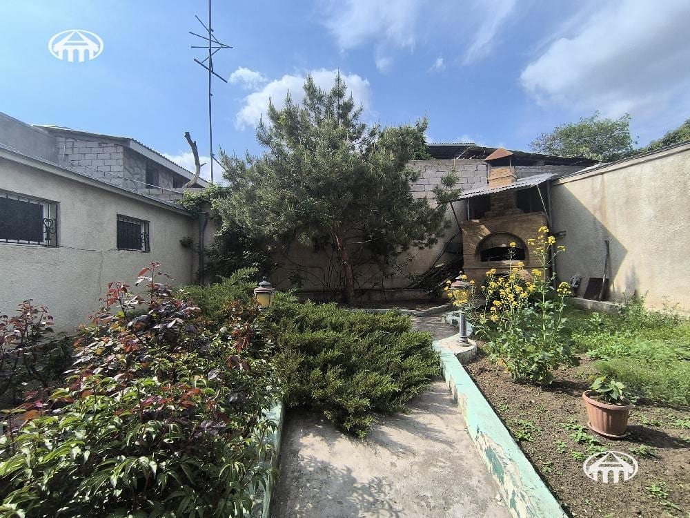 House · 5 rooms · 489 m² · Kentron