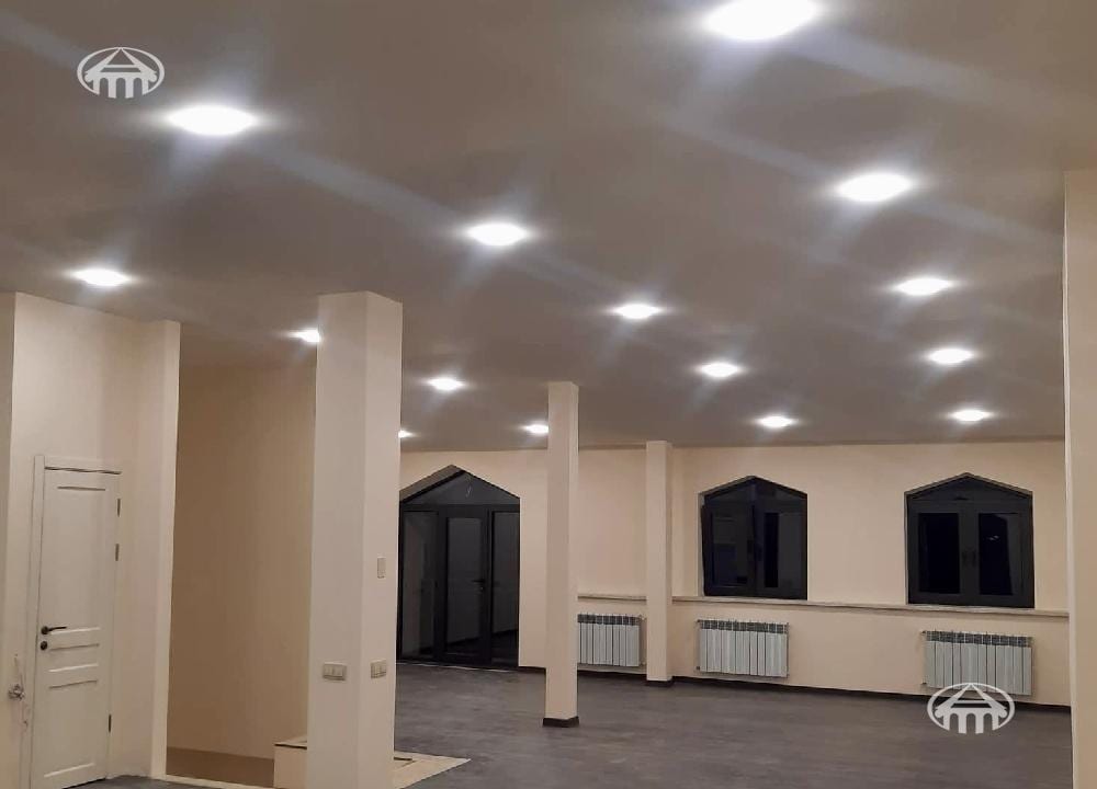 House · 7 rooms · 468 m² · Kentron