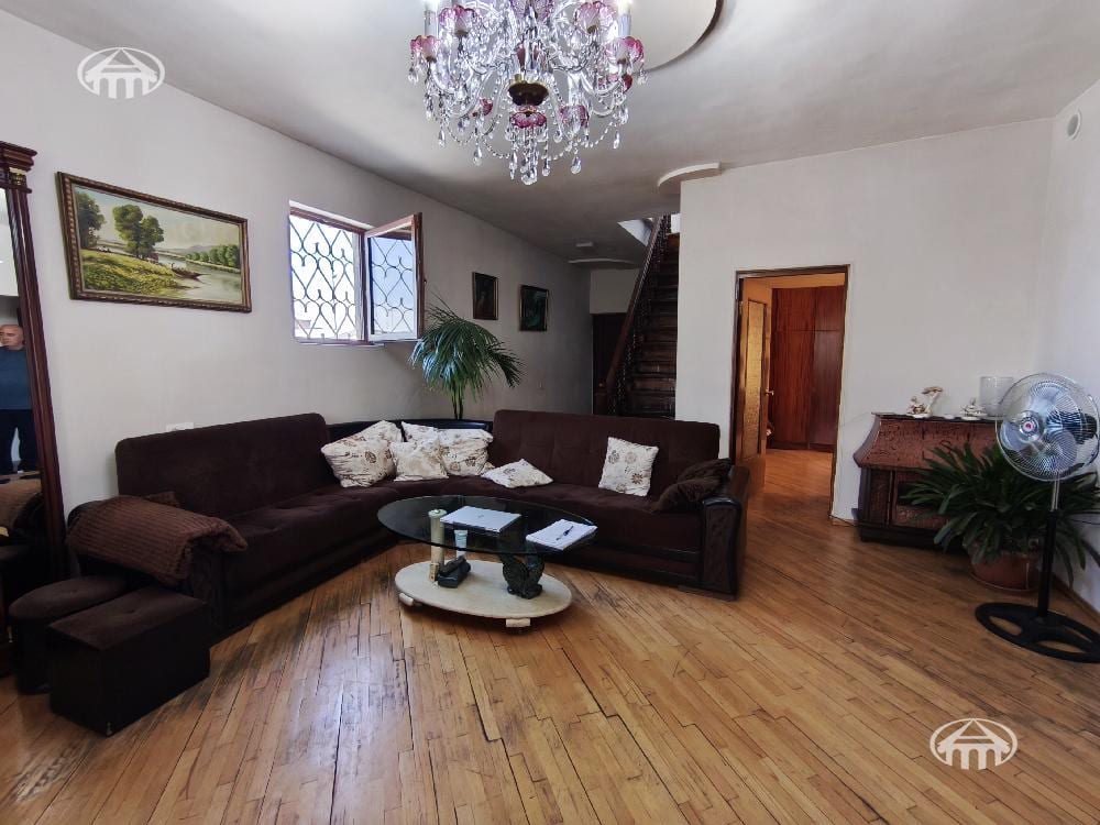House · 6 rooms · 413 m² · Shengavit