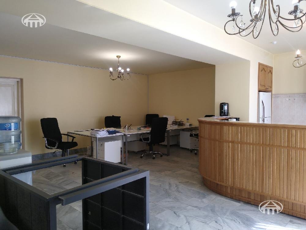 Գրասենյակ · 218 մ² · Կենտրոն