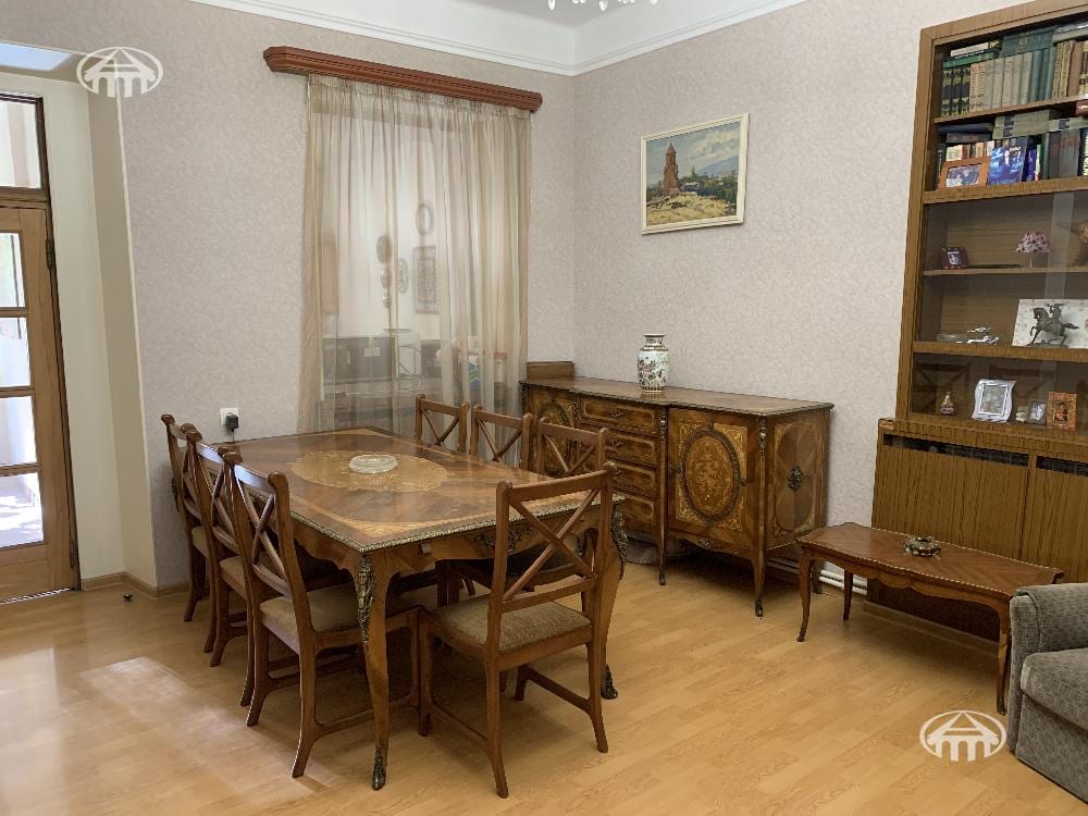 House · 3 rooms · 316 m² · Kentron