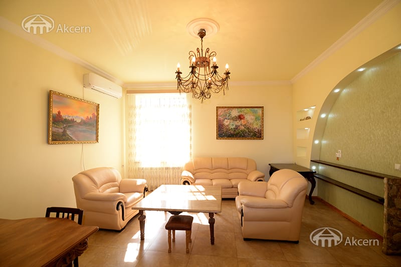 House · 4 rooms · 335 m² · Kentron