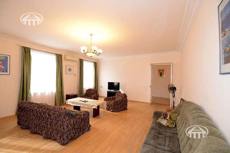 House · 6 rooms · 273 m² · Arabkir
