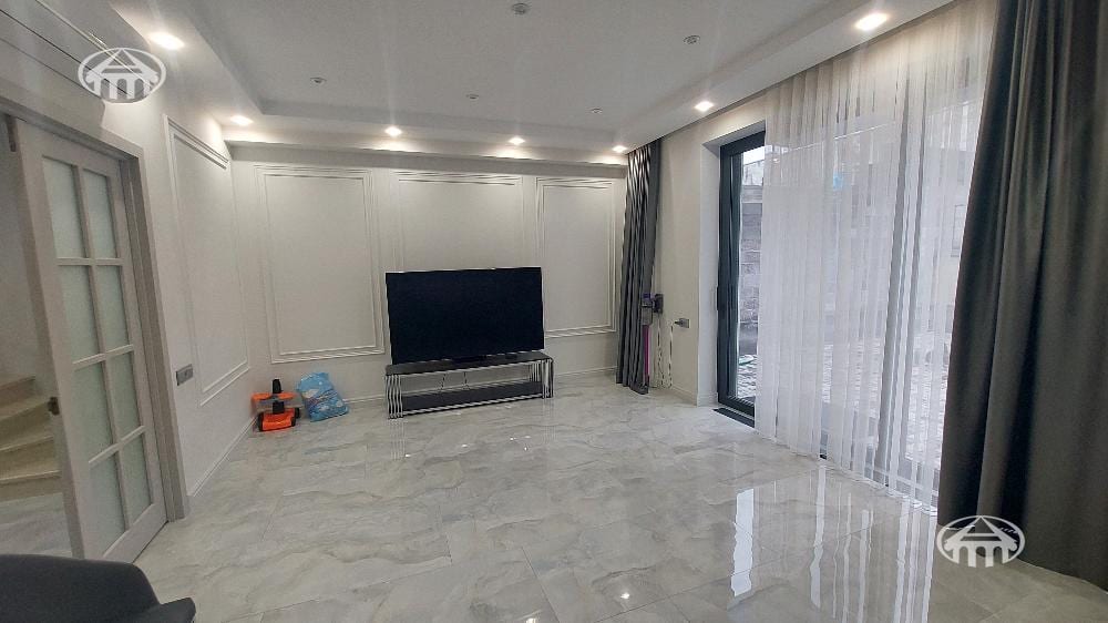 Таунхаус · 4 комн. · 300 м² · Аван