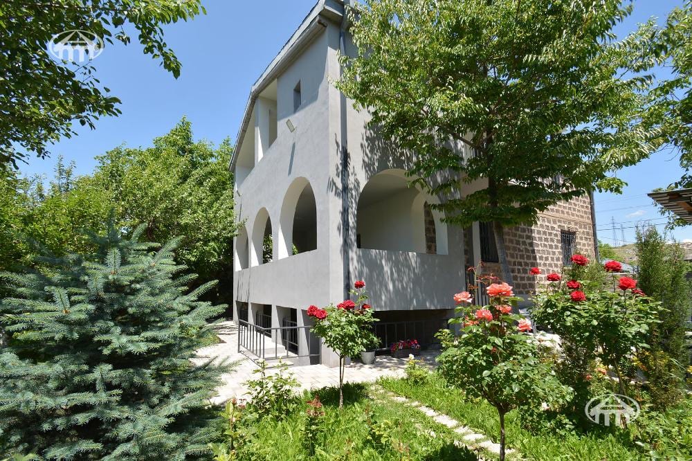 Особняк · 4 комн. · 272 м² · Птгни