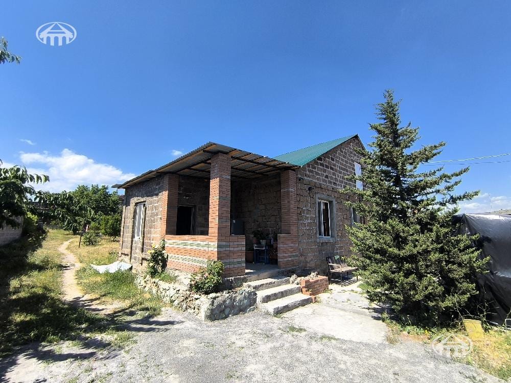 Mansion · 4 rooms · 104 m² · Arinj