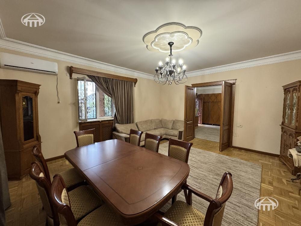 House · 5 rooms · 242 m² · Kentron