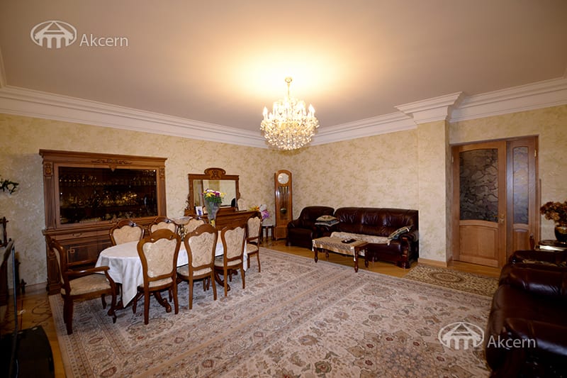 Mansion · 5 rooms · 372 m² · v. Arinj