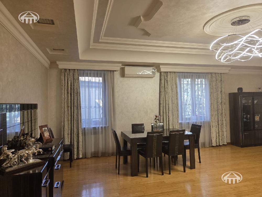 Особняк · 5 комн. · 280 м² · Аджапняк