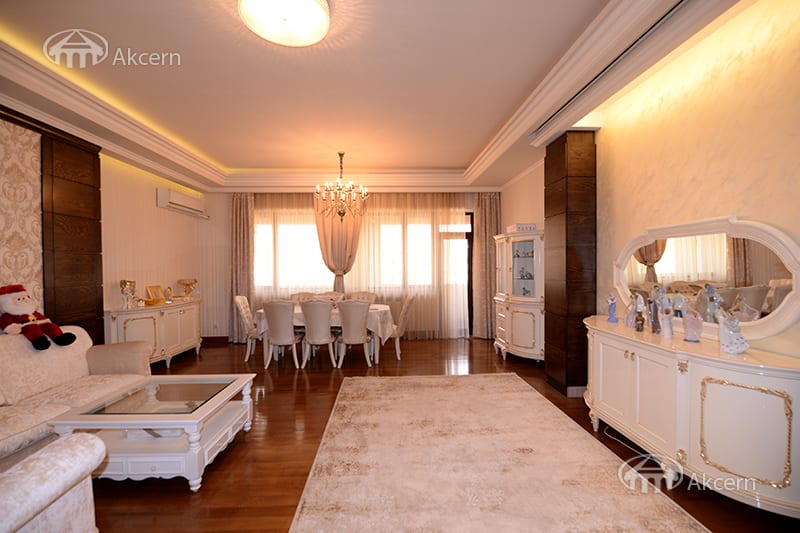 Բնակարան · 4 սեն. · 242 մ² · Կենտրոն